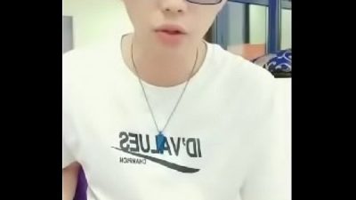 小哥买了一大盒避孕套约炮那个桑拿骚姐姐到酒店啪啪话说这138元的套房还真不错